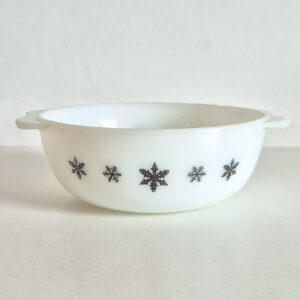 Plat Pyrex England flocon noir vintage