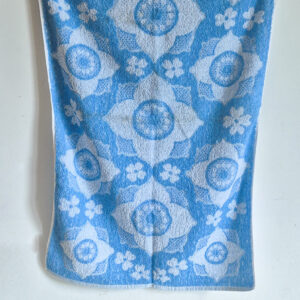 Serviette de toilette bleue décor floral vintage